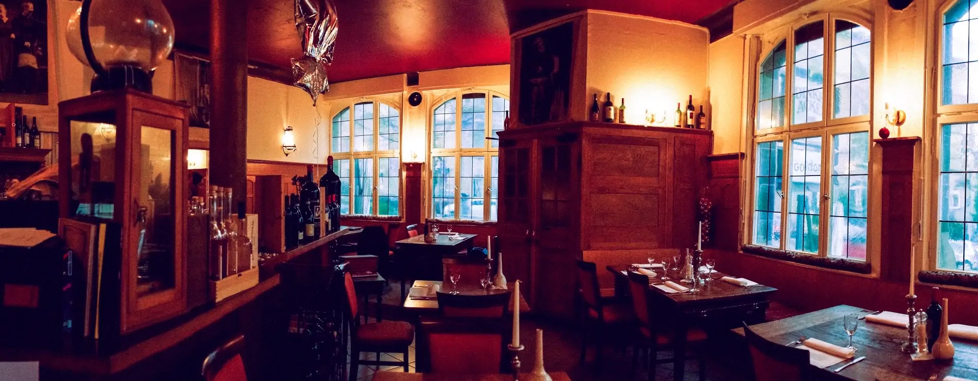 Gastraum des Ristorante Goldoni mit historischer Holzvertäfelung